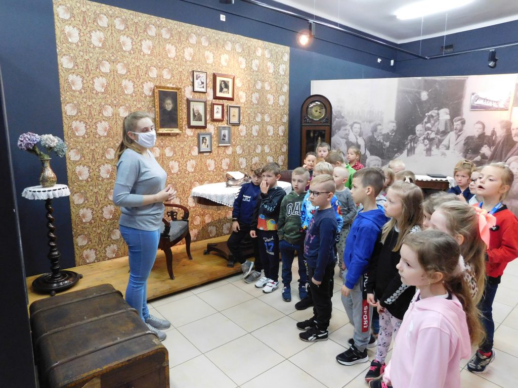 Dzieci oglądają ekspozycje w Muzeum Marii Konopnickiej.