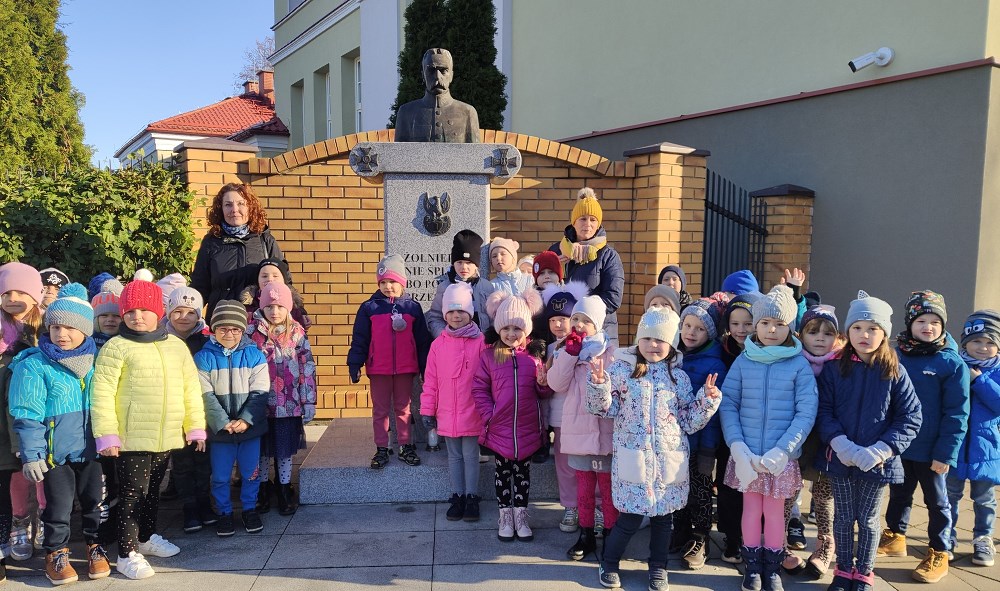 Dwie grupy z nauczycielkami przy pomniku Józefa Piłsudskiego