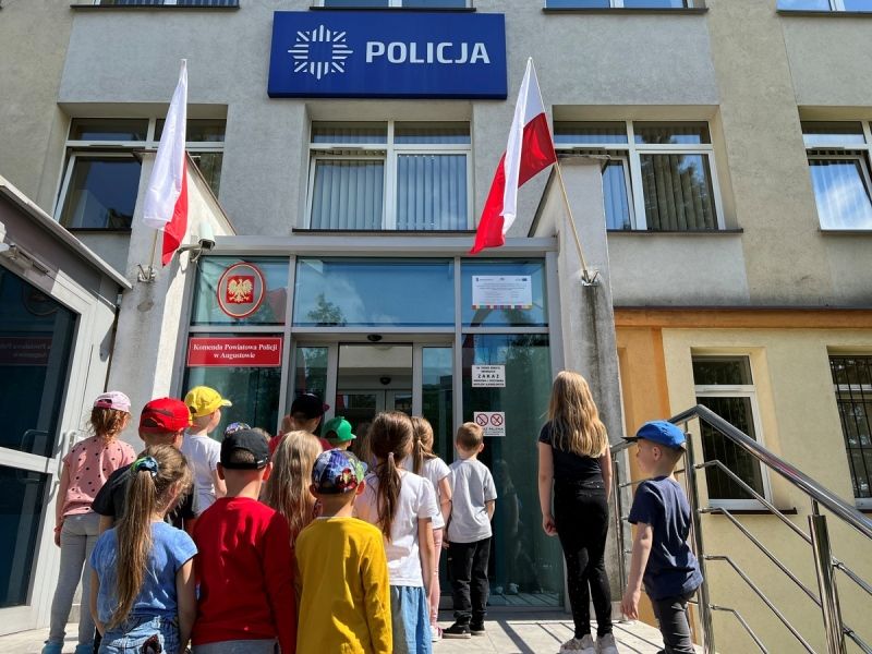 dzieci wchodzą do komisariatu Policji