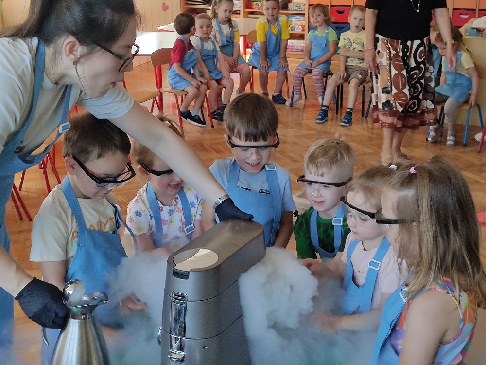Dzieci robią sorbet lodowy z wykorzystaniem ciekłego azotu.